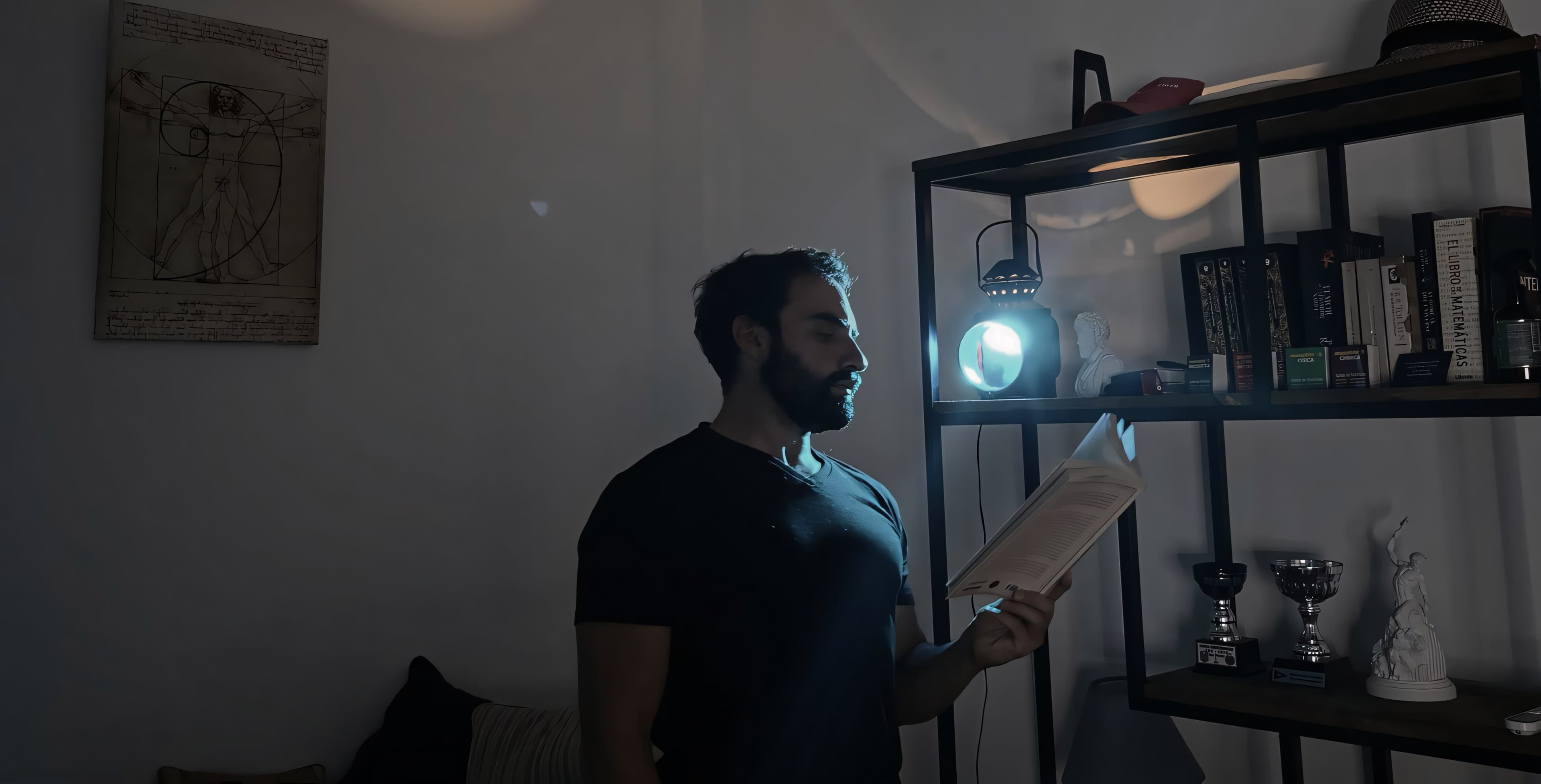 Tomás Lanza, fundador de Sidera Insights, leyendo en su biblioteca